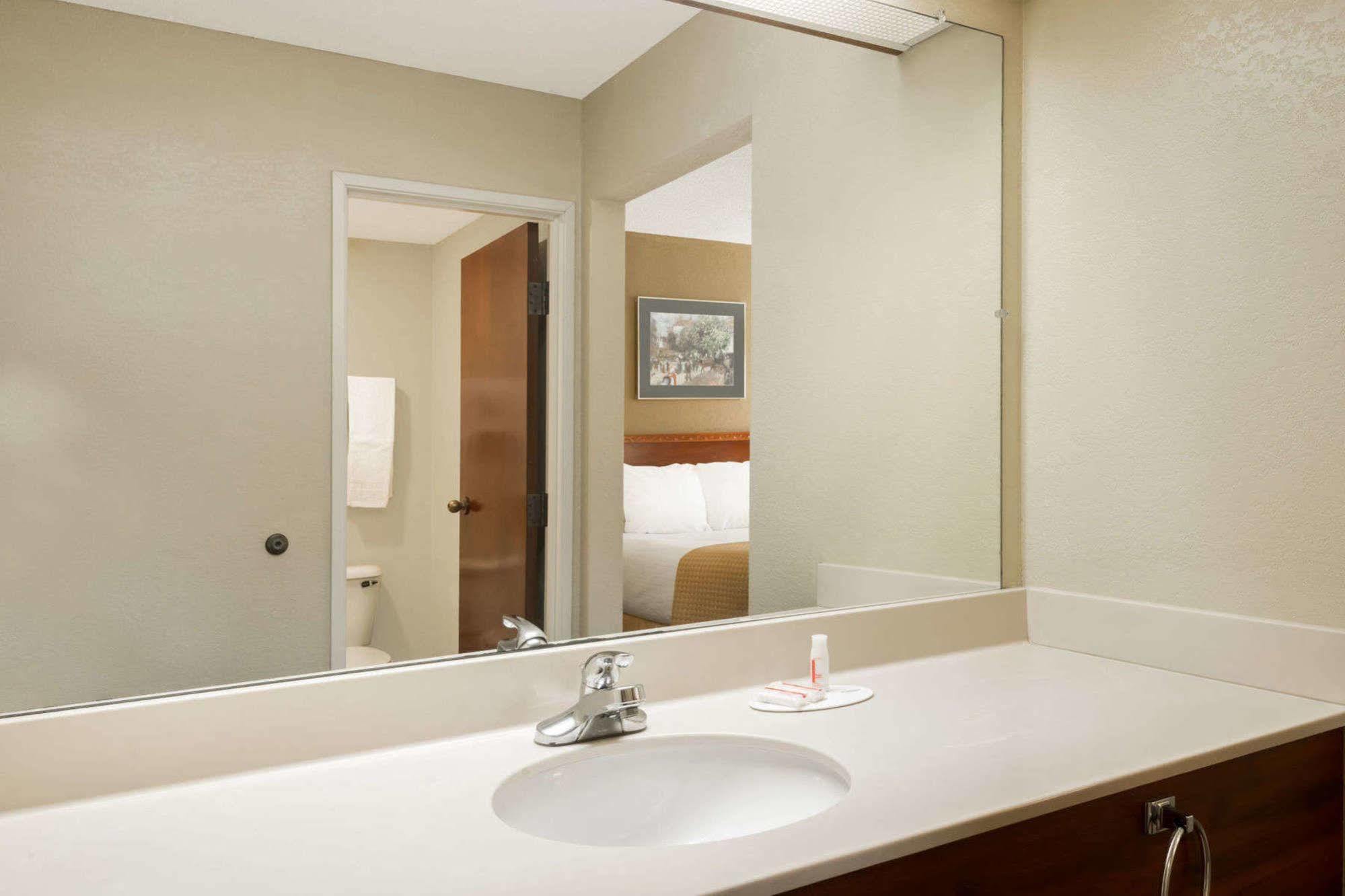 Days Inn By Wyndham Norton Extérieur photo